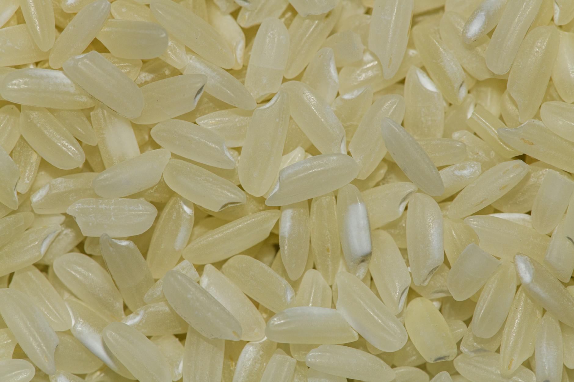 Close-up van ongekookte Basmati rijstkorrels, wit en lang van vorm